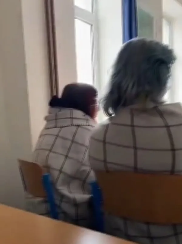 avrupada-enerji-krizi-hollanda-yardim-kuyrugu-macron-kalin-giyinmeye-basladi-cekyada-ogrencilere-battaniye-dag-1664803890473.jpg Avrupa'da enerji krizi | Hollanda yardım kuyruğu! Macron kalın giyinmeye başladı, Çekya'da öğrencilere battaniye dağıtıldı! Almanya gazsız kalabilir-7