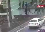 Otobüs yayaların arasına böyle daldı!