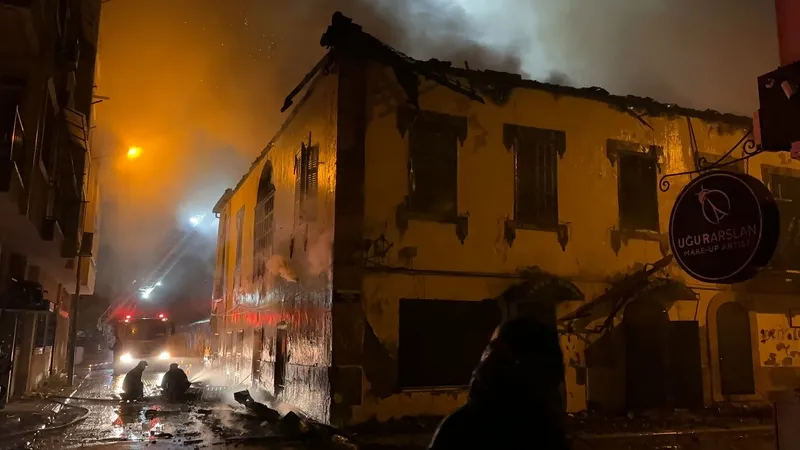 Hatay İskenderun'da yangın paniği! Hareketli dakikalar yaşandı! Tarihi bina alev alıp kül oldu!-3