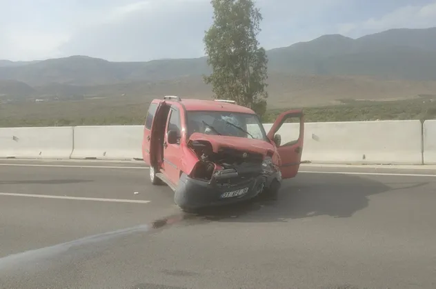 Hatay'da kontrolden çıkan araç beton bariyerlere girdi: 2 yaralı