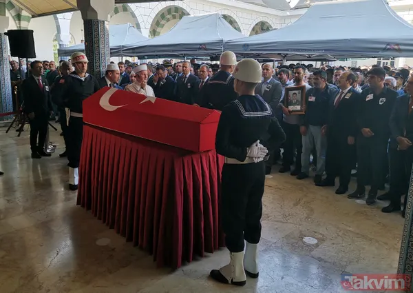 Şehit annesi paraşütçü oğlunu asker selamıyla uğurladı - 5
