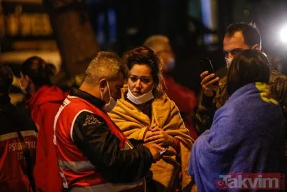 İzmir’deki deprem sonrası geceyi dışarıda geçiren vatandaşların endişeleri yüzlerine yansıdı