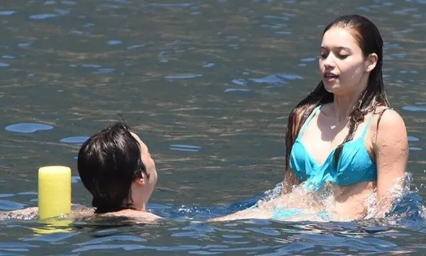 Afra Saraçoğlu kimdir? Afra Saraçoğlu ile Mert Yazıcıoğlu tatil görüntüleriyle salladı!-2