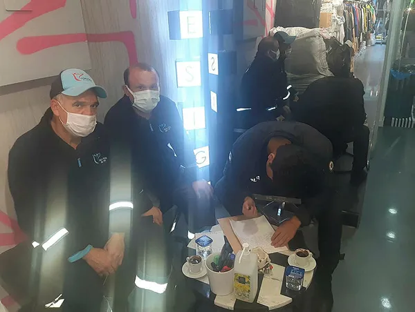 yolda-buldugu-500-bin-lirayi-sahibine-teslim-eden-temizlik-iscisine-1000-dolar-hediye-edildi-1634372414514.jpg Yolda bulduğu 500 bin lirayı sahibine teslim eden temizlik işçisi Adem Cevahi'e 1000 dolar hediye edildi-2