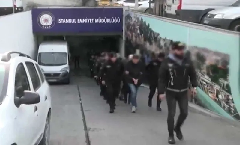 uyusturucu-kacakcisi-urfi-cetinkaya-cezaevinde-oldu-20-milyar-tllik-suc-serveti-yakalandigi-operasyon-1726829448602.jpeg Urfi Çetinkaya çetesine gerçekleştirilen operasyonda 44 şüpheli gözaltına alındı