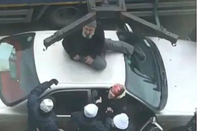 Ankara'da ilginç görüntü! Polislere engel olmak için her yolu denedi