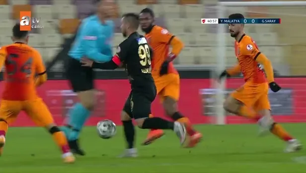 Yeni Malatyaspor - Galatasaray maçında hakemle çarpışan Adem Büyük sakatlık geçirdi