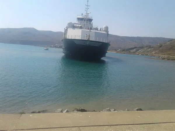 Gökçeada'da feribot karaya oturdu-1