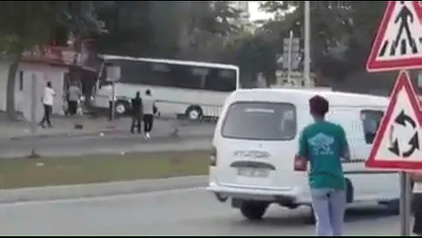 Mersin'de servis şoförü dehşet saçtı! Aracıyla kebapçıya girdi-1