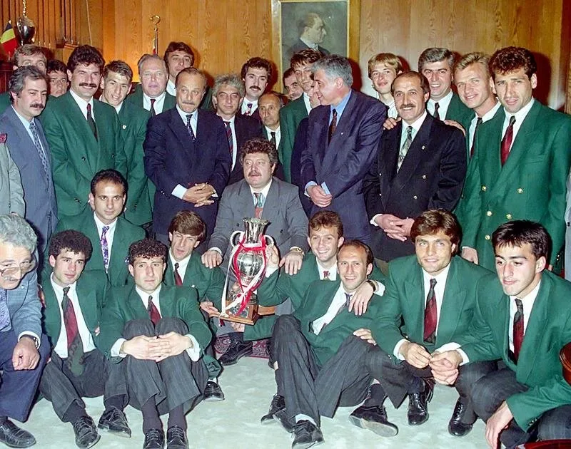 Bir dönem Trabzonspor Kulübü Başkanlığı da yapan Devlet Bakanı Mehmet Ali Yılmaz, Federasyon Kupası`nı kazanan Trabzonspor`u makamında kabul etmişti. (07.05.1992)