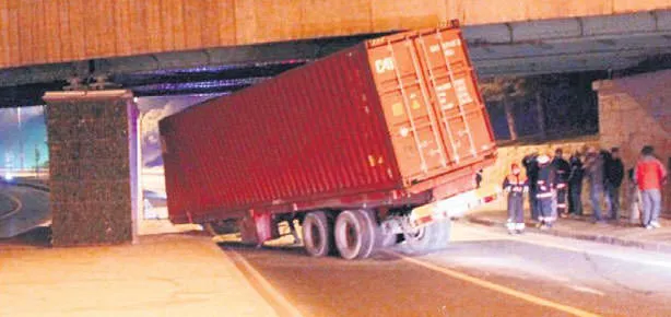 TIR köprüye takıldı