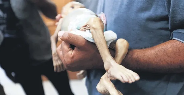 Katil İsrail yardım tırlarını yakıyor