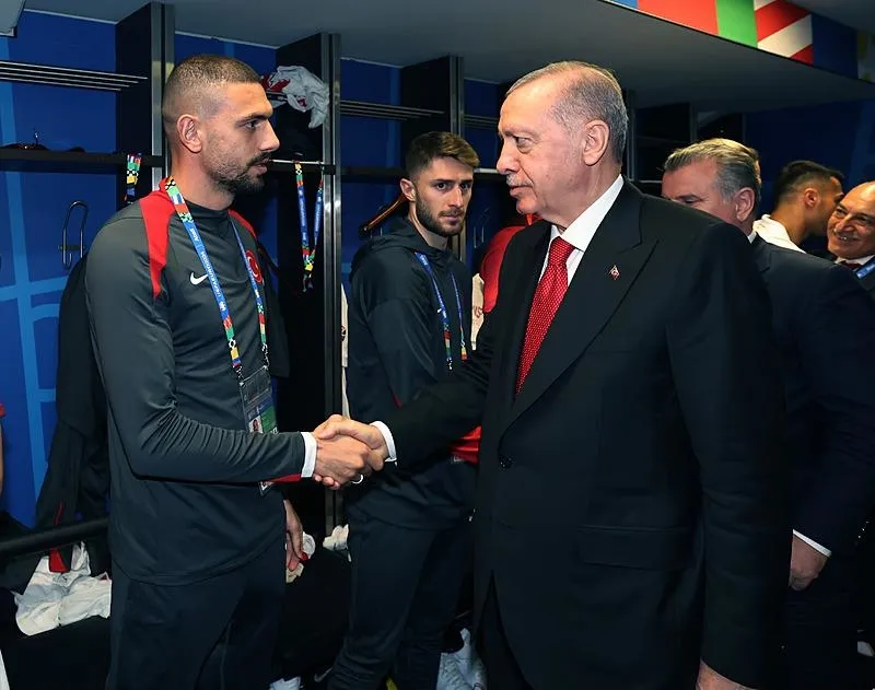 Başkan Erdoğan'dan Berlin dönüşünde uçakta önemli açıklamalar! Batı'ya bozkurt tepkisi: "Tamamen siyasi bir karar"-4