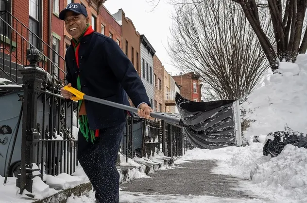 New York City Belediye Başkanı Eric Adams balık yemek yerine kar küredi