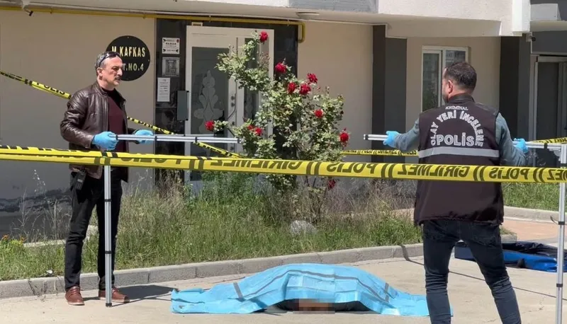 samsunda-3-kattan-dusen-sahis-hayatini-kaybetti-yurek-yakan-detay-1715081873787.jpeg Samsun'da 3. kattan düşen şahıs hayatını kaybetti! Yürek yakan detay-4