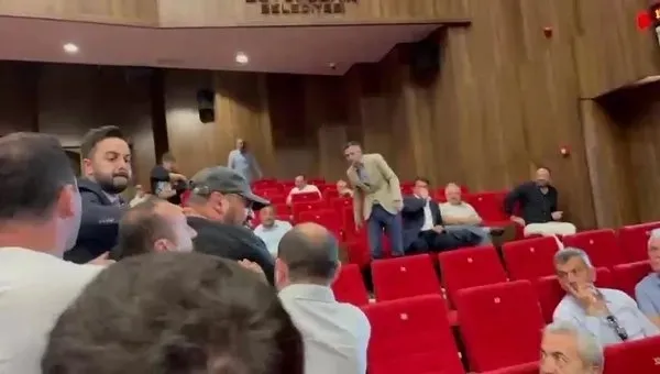 chp-kocaeli-toplantisinda-gergin-anlar-milletvekilinin-kuzeni-tehdit-etti-1717959854774.jpeg CHP Kocaeli toplantısında tansiyon yükseldi! Taraflar birbirine girdi: Tehditler savurup üstüne bir de saldırdı... İşte o görüntüler-2