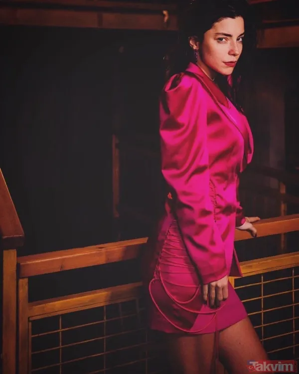 Merve Boluğur önce derin dekoltesiyle poz verdi sonra bikinili paylaşım yaptı! Göğüs ucuna uyguladığı sansür çok konuşuldu - 17