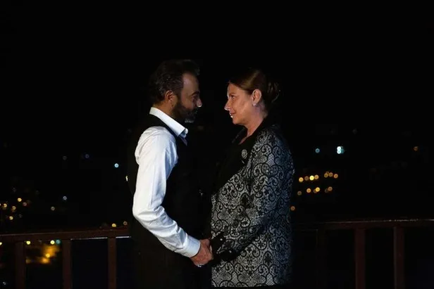 bir-zamanlar-cukurova-hunkar-oldu-mu-bicak-darbesiyle-yere-dustu-vahide-percin-diziden-ayriliyor-mu-1603995220122.jpg Bir Zamanlar Çukurova Hünkar öldü mü? Bıçak darbesiyle yere düştü! Vahide Perçin diziden ayrılıyor mu?-4