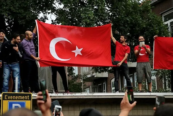 PEGIDA, cami önündeki domuz çevirme eyleminden vazgeçti-3