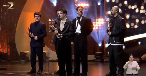 49. Altın Kelebek Ödül Töreninde Gazze mesajı! Madrigal’in bateristi Sanlı Akgün’den İsrail zulmüne sessiz kalmayın çağrısı