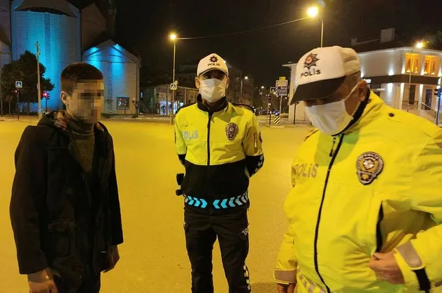 Son dakika: Bursa'da kısıtlamaya rağmen sokağa çıkan genç: Babam beni fırça sapıyla dövdü, evden kaçtım