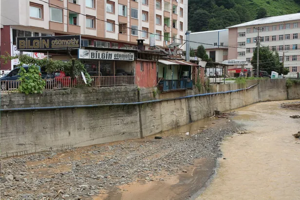 bakanlik-harekete-gecti-o-yapilar-tek-tek-kaldiriliyor-1594987714116.jpg Çevre ve Şehircilik Bakanı Murat Kurum'un talimatıyla Rize'de 4 iş yerinin yıkımı gerçekleştirildi!-2