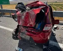 Niğde Otoyolu’nda fezi kaza | Kamyon ile çarpışan otomobil kağıt gibi ezildi: Ölü ve yaralı var