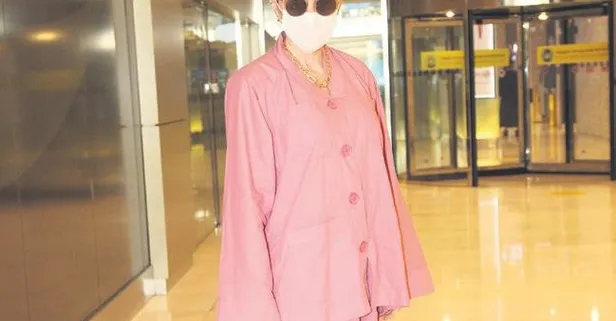 Gülşen'in kolyesi dikkat çekti