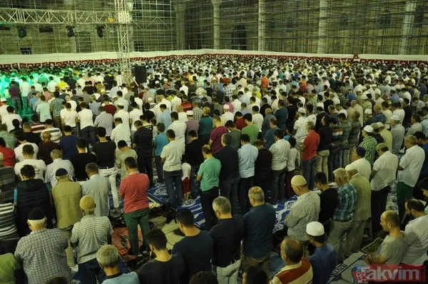 "Ya rabbi , niyet ettim rızâ-yı şerifin için namaza. Beni afv-ı ilâhîne , feyz-i ilâhîne mazhar eyle. Kasvet-i kalbden , dünya ve ahiret sıkıntılarından...