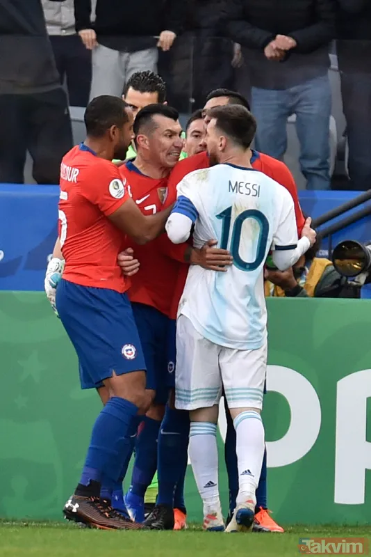 Messi ve Medel fena kapıştı! Kırmızı kartlar havada uçuştu - 12