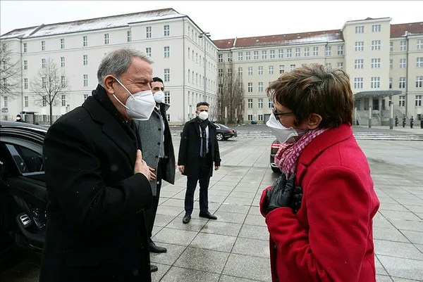 Milli Savunma Bakanı Hulusi Akar'ın Alman mevkidaşı ile görüşmesinde dikkat çeken İHA detayı-5