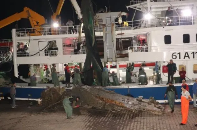 Düzce'nin Akçakoca ilçesi açıklarında balıkçıların ağına uçak parçaları takıldı