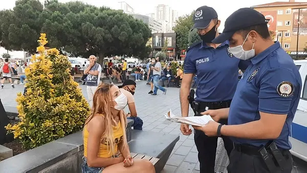 esenyurtta-maskesini-takmayan-kadini-savunan-vatandas-da-ceza-yedi-1593696333319.jpg Esenyurt'ta maskesini takmayan kadını savunan vatandaş da ceza yedi-2