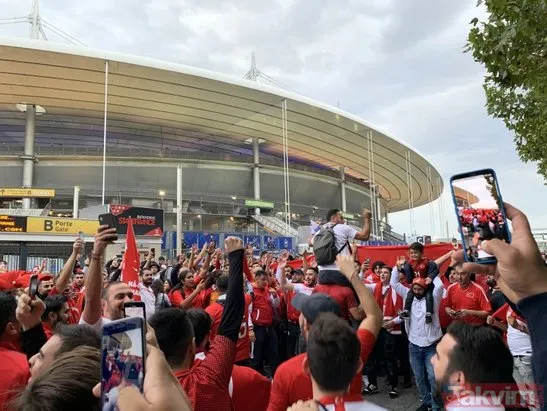 Türk bayrağını alan Stade de France’a koştu! Fransa-Türkiye maçı öncesi renkli görüntüler...