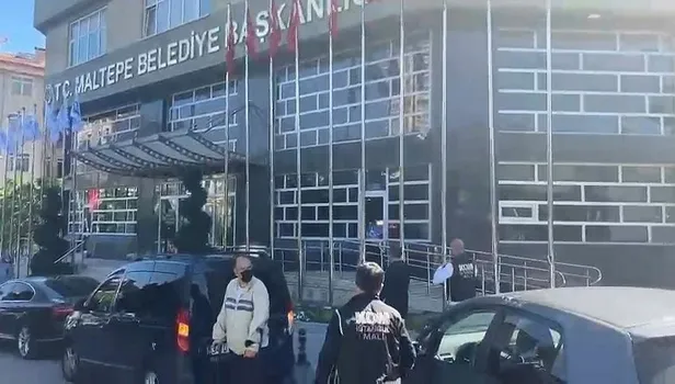 CHP’li Kadıköy Belediyesi'ndeki rüşvet ağı Maltepe'ye uzandı! Onlarca kişi için tutuklama talebi polisler belediye binasında-5