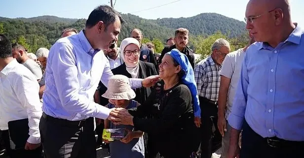 Çevre, Şehircilik ve İklim Değişikliği Bakanı Murat Kurum Sındırgı'da depremzedelerle birlikte temel attı