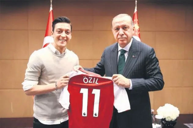 Adidas'tan skandal! Başkan Erdoğan'la fotoğraf çektiren Mesut Özil ile anlaşmasını iptal etti