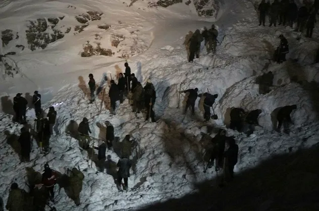Son dakika: Van'da çığ altındaki 2 kişi için arama kurtarma çalışması yeniden başladı