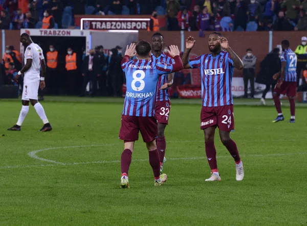firtina-kaldigi-yerden-devam-trabzonspor-evinde-hataysporu-2-0la-gecti-1639840008057.jpg Fırtına kaldığı yerden devam! Trabzonspor evinde Hatayspor'u 2-0'la geçti-5