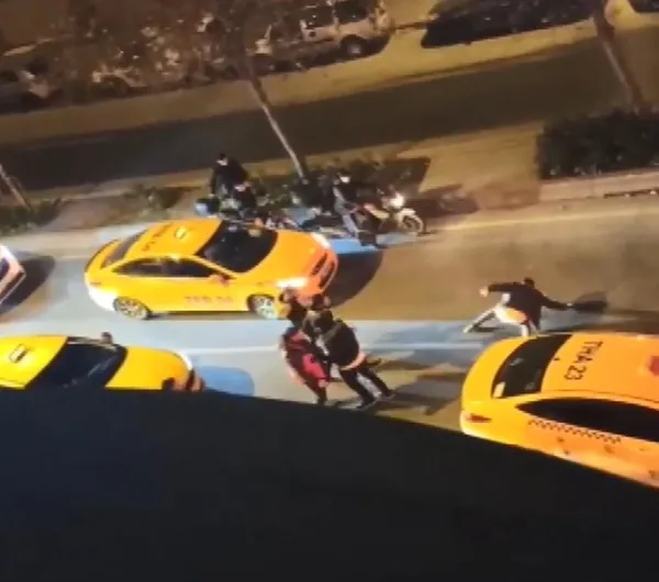 istanbulda-taksici-teroru-esenyurtta-taksiciler-afrika-uyruklu-bir-kisiyi-aralarina-alip-dovduler-1639131122818.jpg İstanbul'da taksici terörü! Esenyurt'ta taksiciler Afrika uyruklu bir kişiyi aralarına alıp dövdüler-5