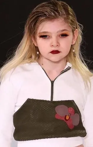 ABD'deki sapkın LGBT'lilerden görülmemiş istismar: 10 yaşındaki çocuğu “en genç trans model” diye podyuma çıkardılar!