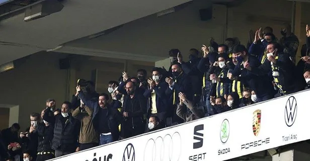 Derbide Galatasaray’ın Fenerbahçe’yi yenmesi kadar tribünde yaşanan olaylar da damgasını vurdu