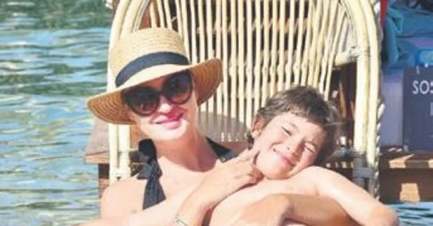 Petek Ertüre oğlu Ali Ege ile birlikte deniz keyfi yaptı