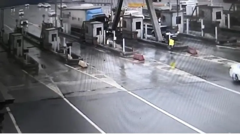 kuzey-marmara-otoyolundaki-o-kazanin-goruntuleri-ortaya-cikti-tira-boyle-carpti-1744095971025.jpeg Kazanın görüntüleri ortaya çıktı (İHA)