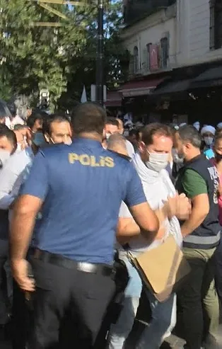 Polis bariyerini aşıp 86 yıl sonra ilk cuma namazı için Ayasofya’ya koştular