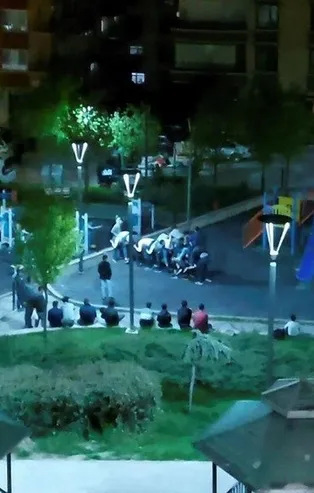 Ankara'da sokağa çıkma yasağına uymayan bir grup parkta "uzun eşek" oynadı