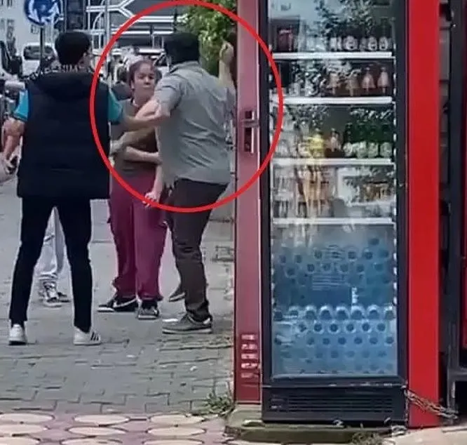 Kız çocuğuna sokak ortasında dehşeti yaşattı: 'Burada bekleme' deyip tekme tokat dövdü!-2