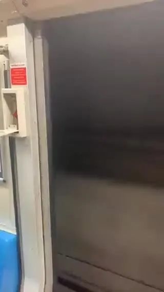 CHP'li İBB İstanbullunun canını hiçe saydı! Arızalı metro kapısı açık bir şekilde seferine devam etti-2