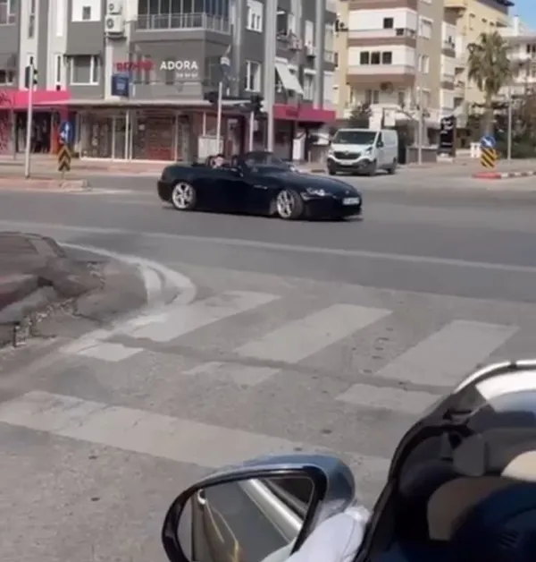 dugun-konvoyunda-ustu-acik-spor-arabasi-ile-drifte-11-bin-tl-cezaantalyada-yurekleri-agza-getiren-davranis-cez-1644319157386.jpg Düğün konvoyunda drifte 11 bin TL ceza! Üstü açık araba trafiği tehlikeye atmıştı-4