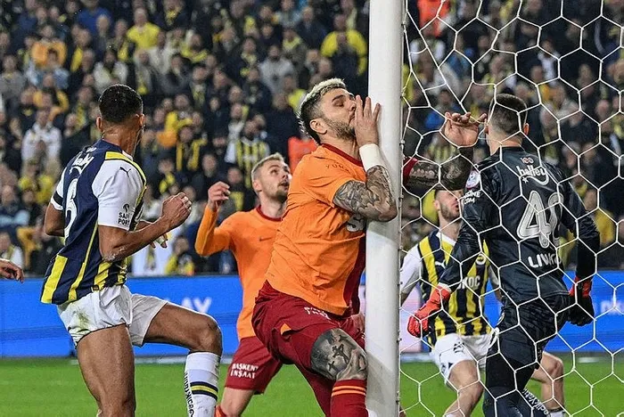Edin Dzeko'dan maçta kafasını direğe vuran Icardi hakkında çarpıcı açıklama: Bunlar hep ağlıyor-3
